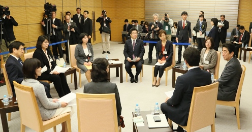 Photograph of the Prime Minister exchanging views with participants (6)