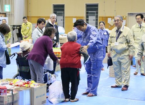 Photograph of the Prime Minister encouraging evacuees (1)