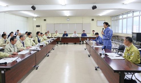 Photograph of the Prime Minister delivering an address at Iwaizumi Town Hall