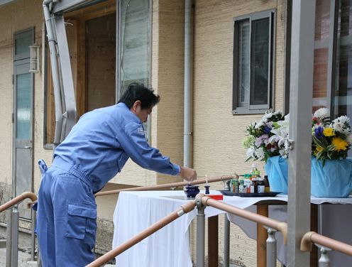 Photograph of the Prime Minister expressing condolences for those who lost their lives (2)