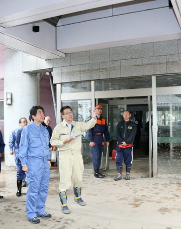 Photograph of the Prime Minister observing the state of damage at a group home (2)