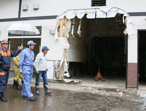 Photograph of the Prime Minister observing the state of damage at a factory (2)