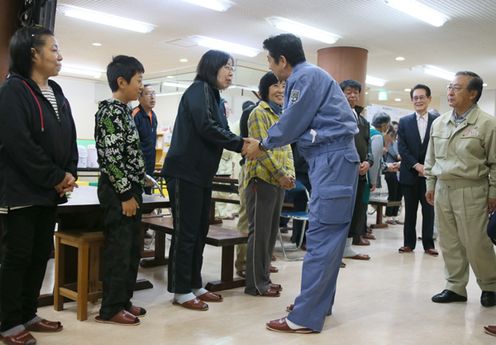 Photograph of the Prime Minister encouraging evacuees (2)