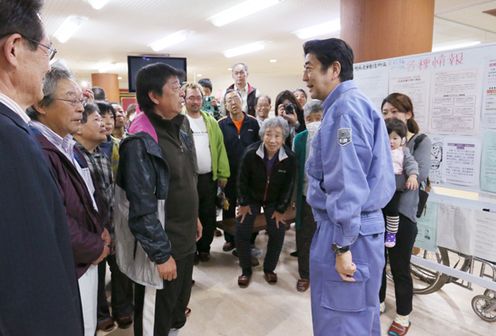 Photograph of the Prime Minister encouraging evacuees (3)