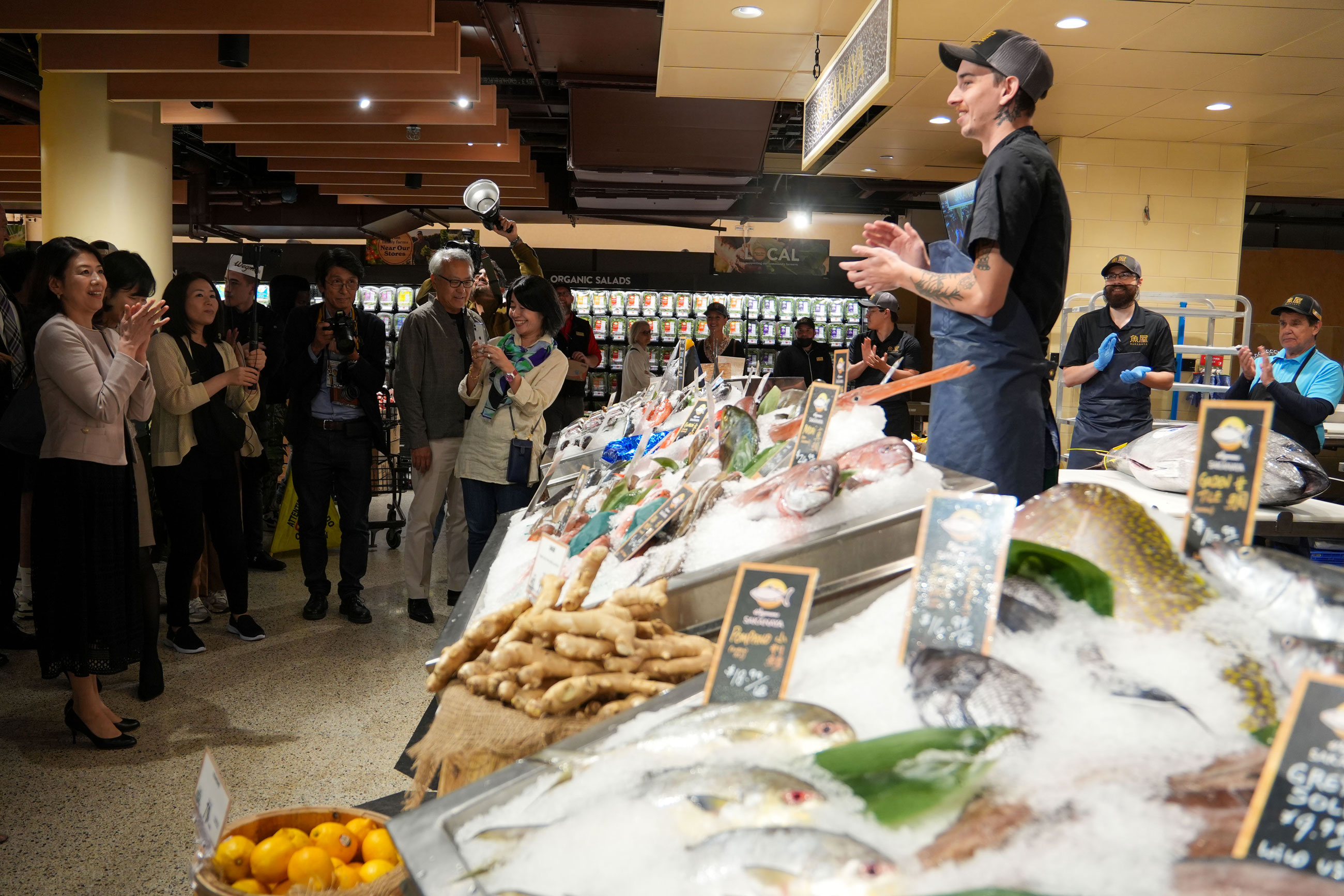 Mrs. Kishida visiting the Japanese food section of a long-established supermarket (1)