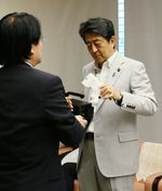 Photograph of the Prime Minister receiving the explanation (1)