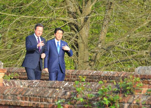 Photograph of both leaders strolling through the Garden