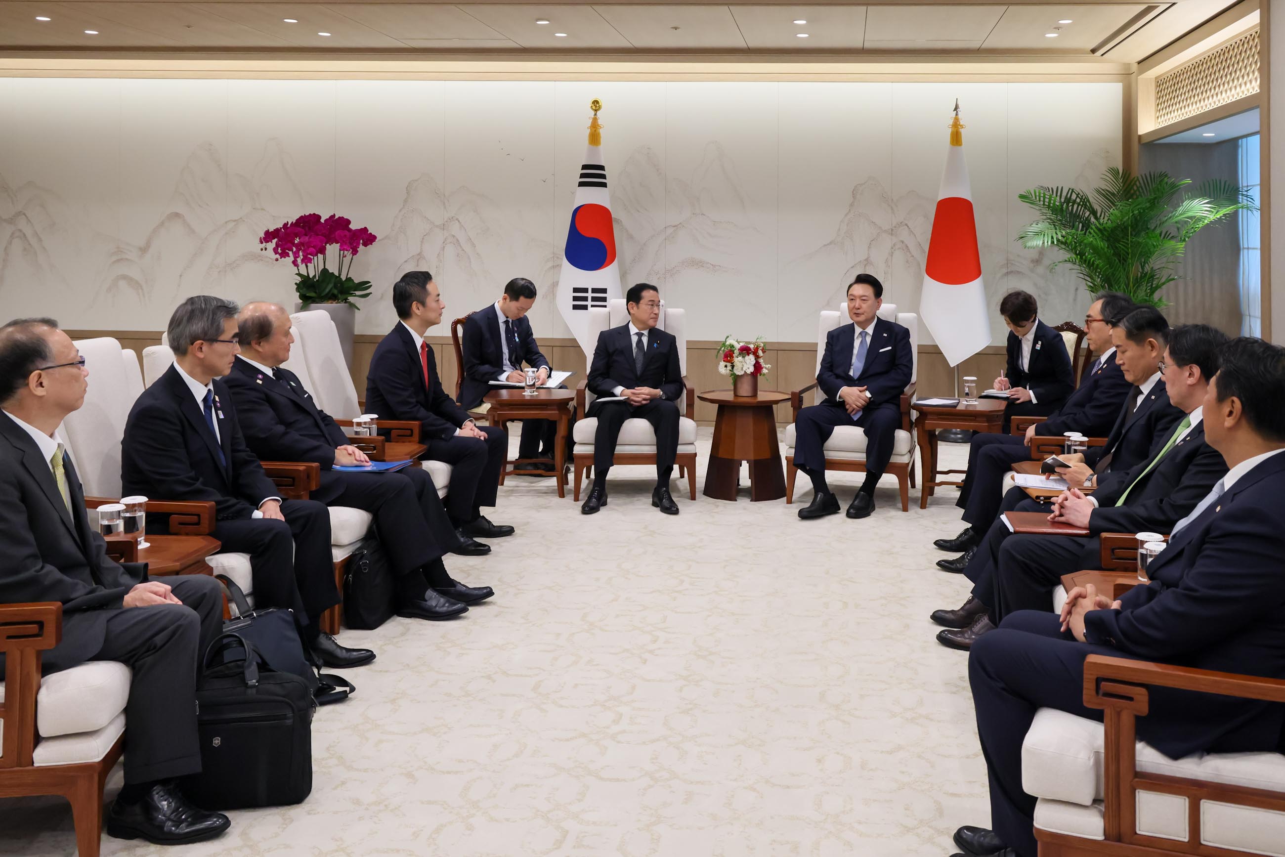 Japan-ROK Summit Meeting (small-group meeting) (1)