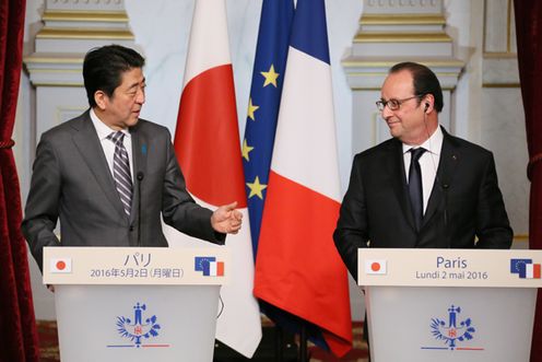 Photograph of the Japan-France joint press announcement (2)