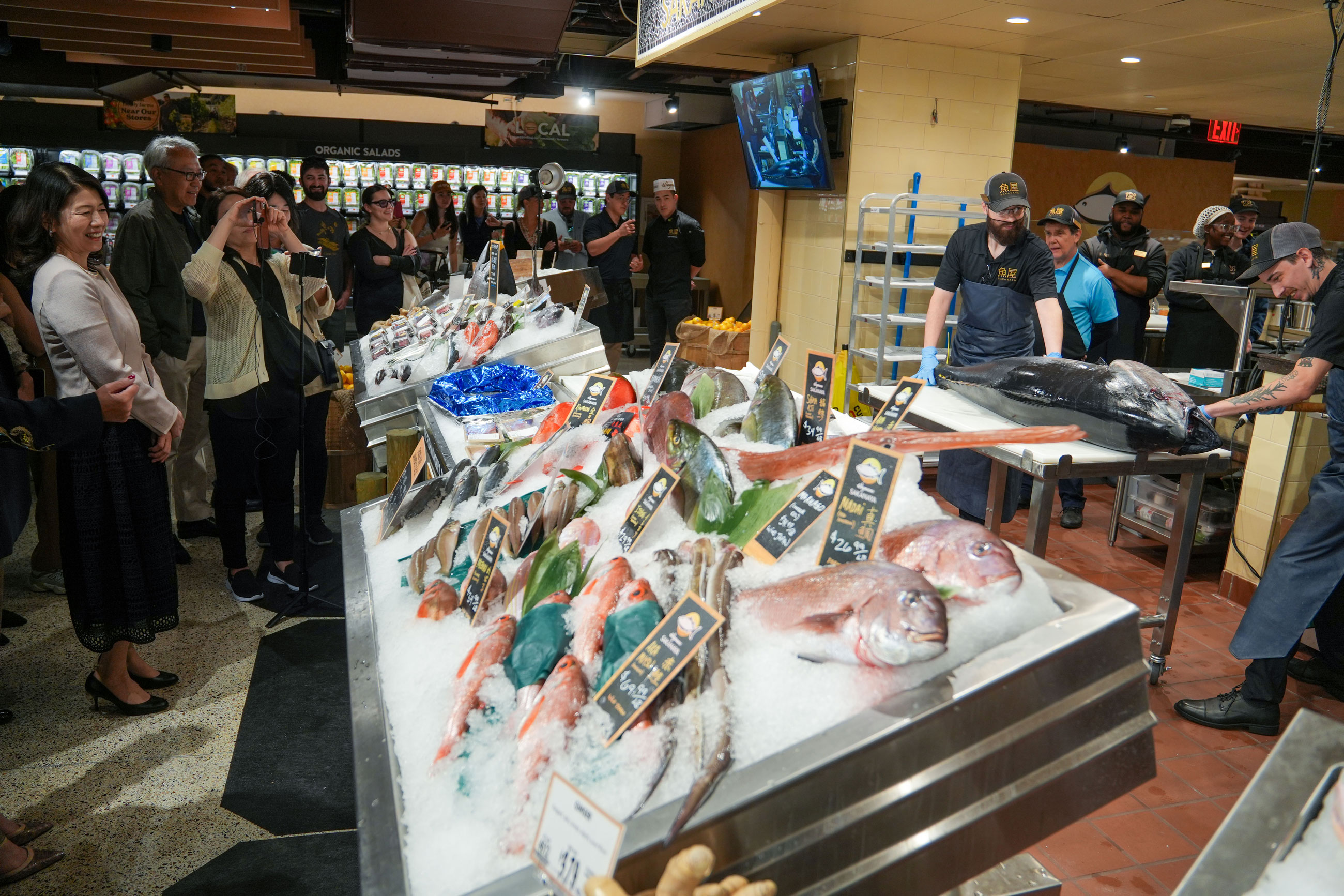 Mrs. Kishida visiting the Japanese food section of a long-established supermarket (2)