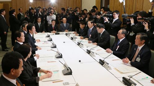 Photograph of the Prime Minister delivering an address (2)