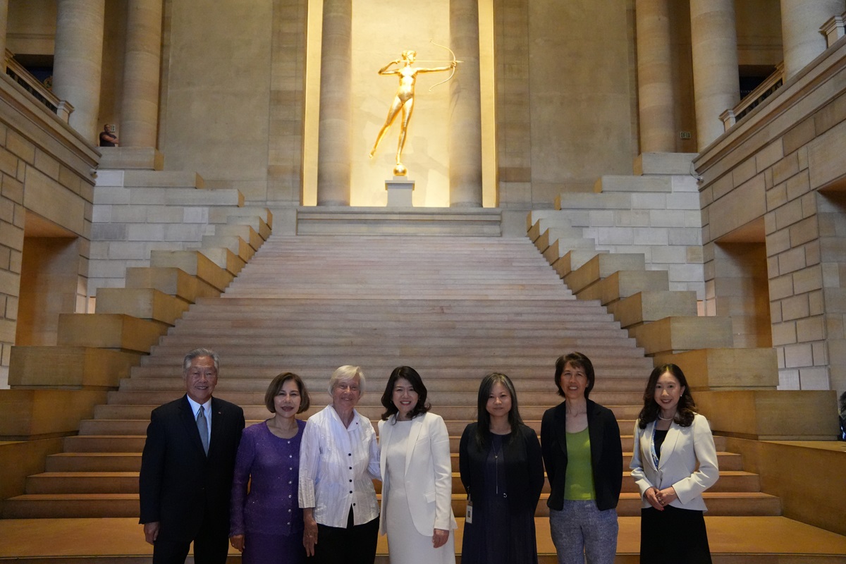 Mrs. Kishida visiting the Philadelphia Museum of Art (1)