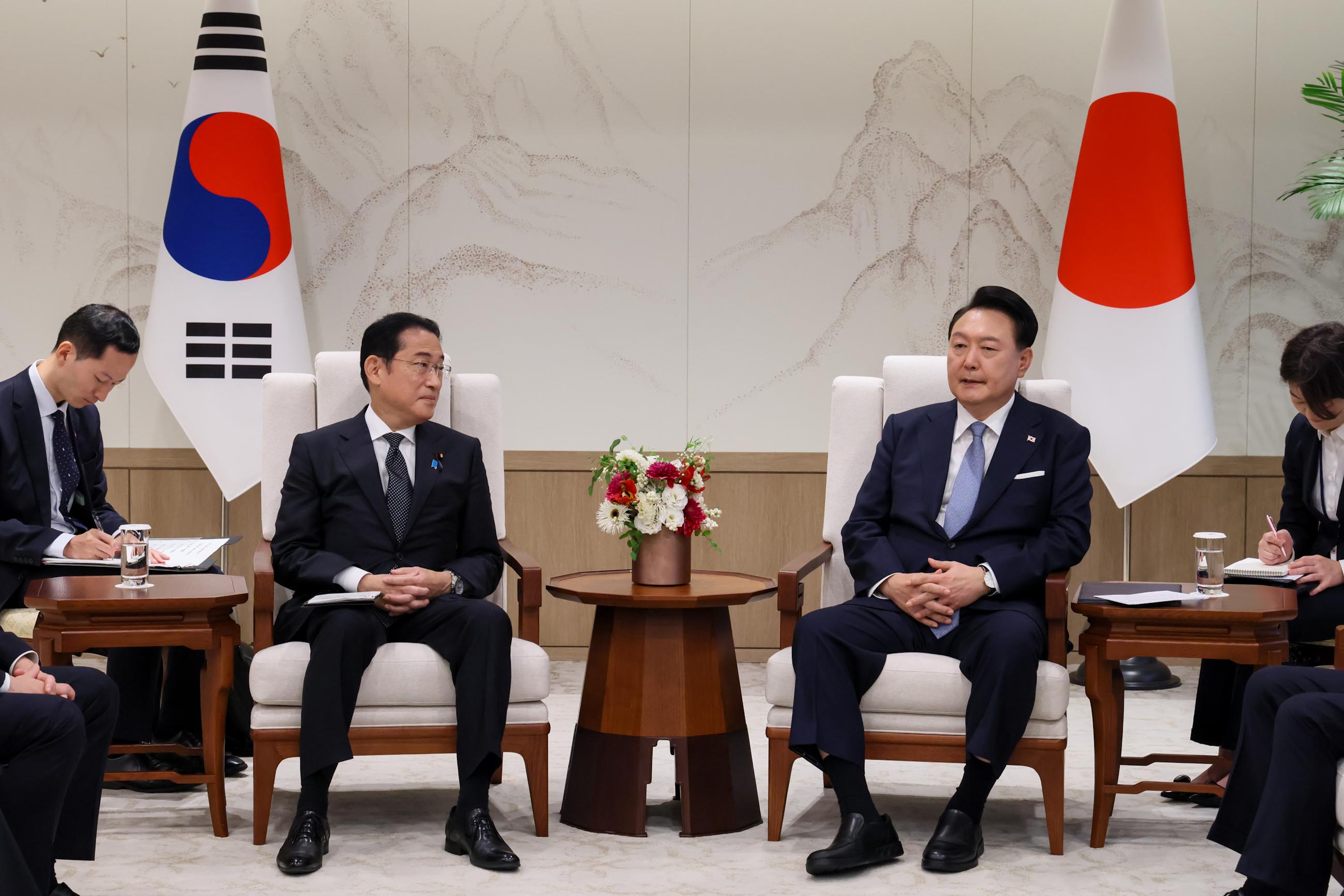 Japan-ROK Summit Meeting (small-group meeting) (2)