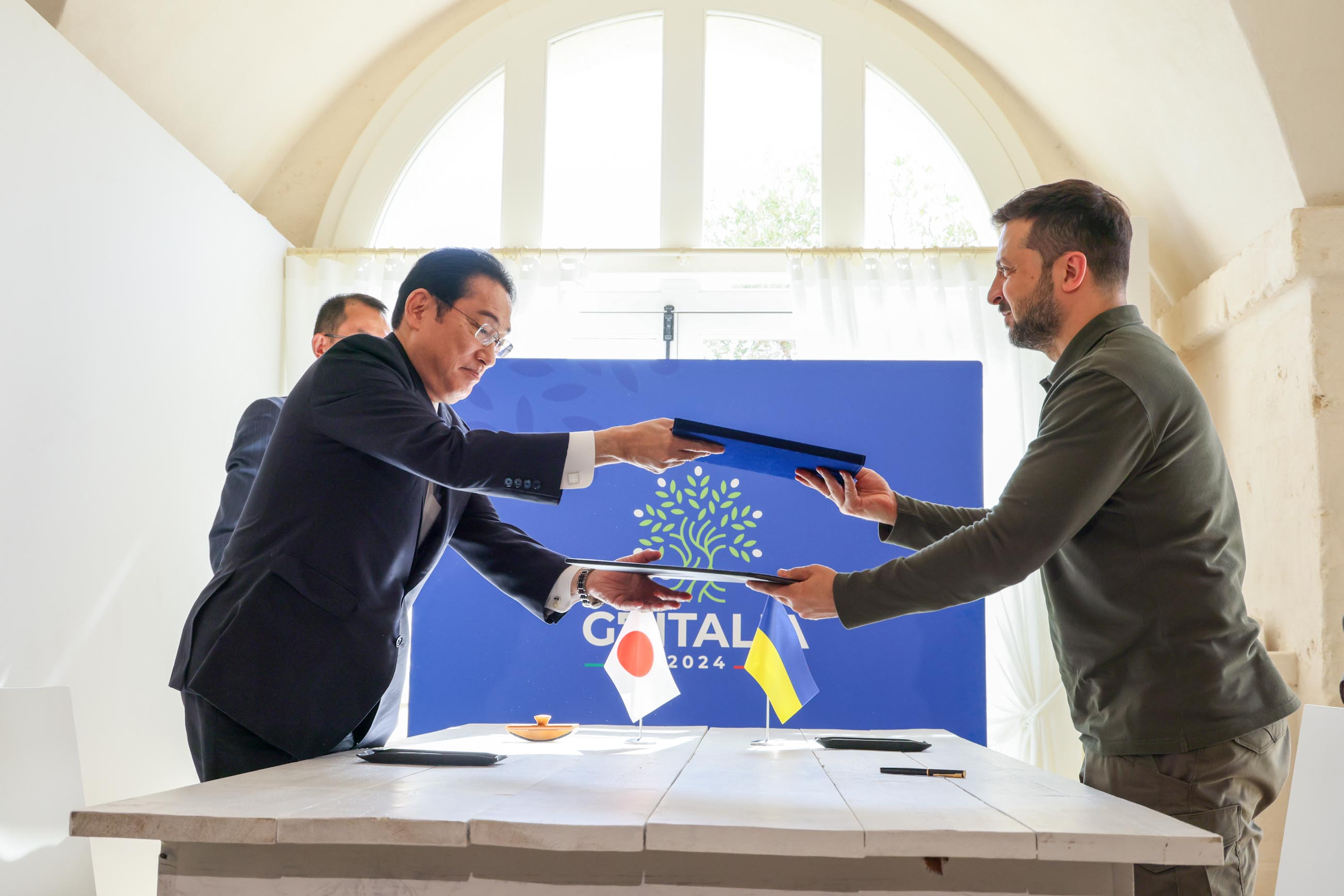 Japan-Ukraine Summit Meeting and signing ceremony (3)