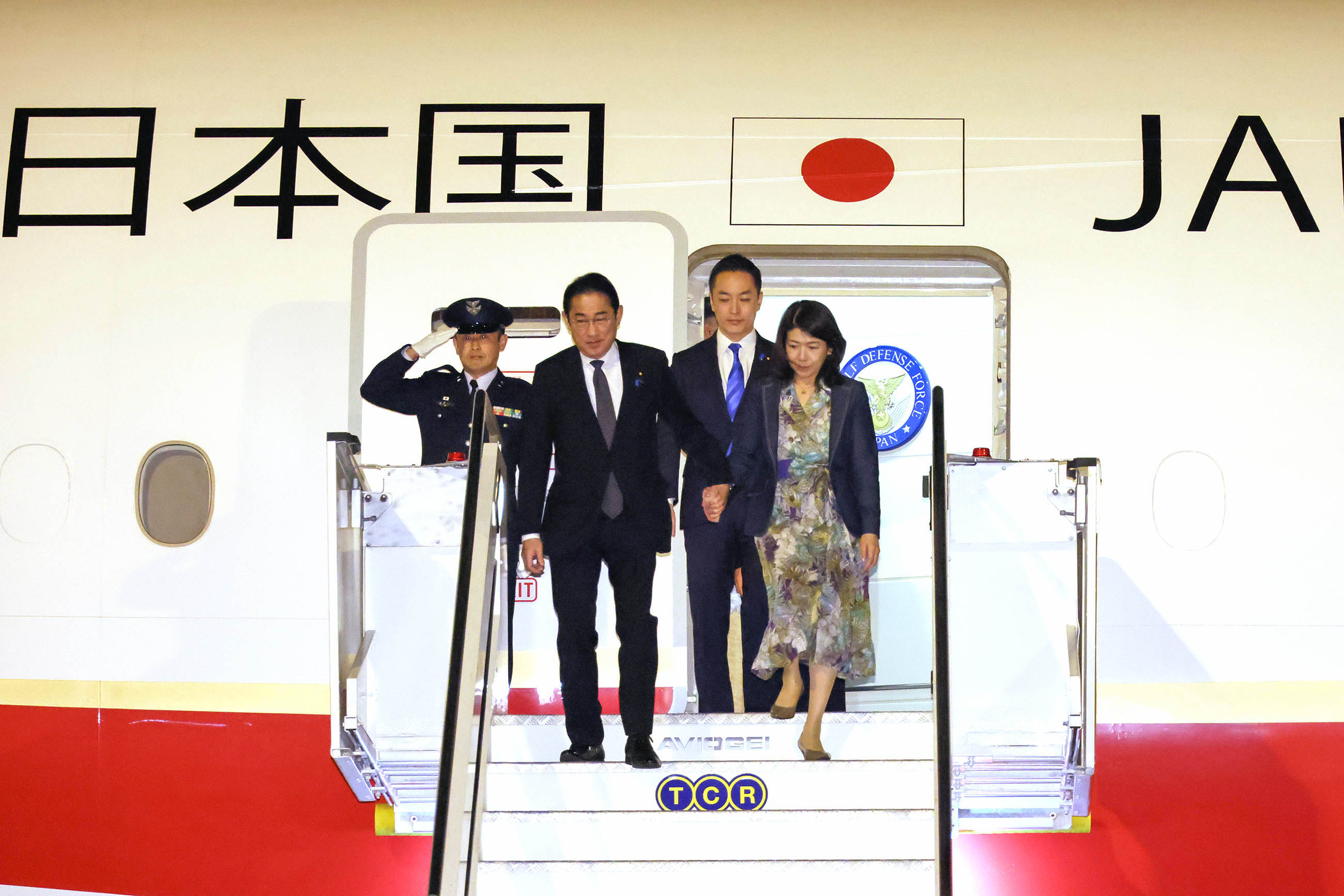 Prime Minister Kishida arriving in Italy (1) 