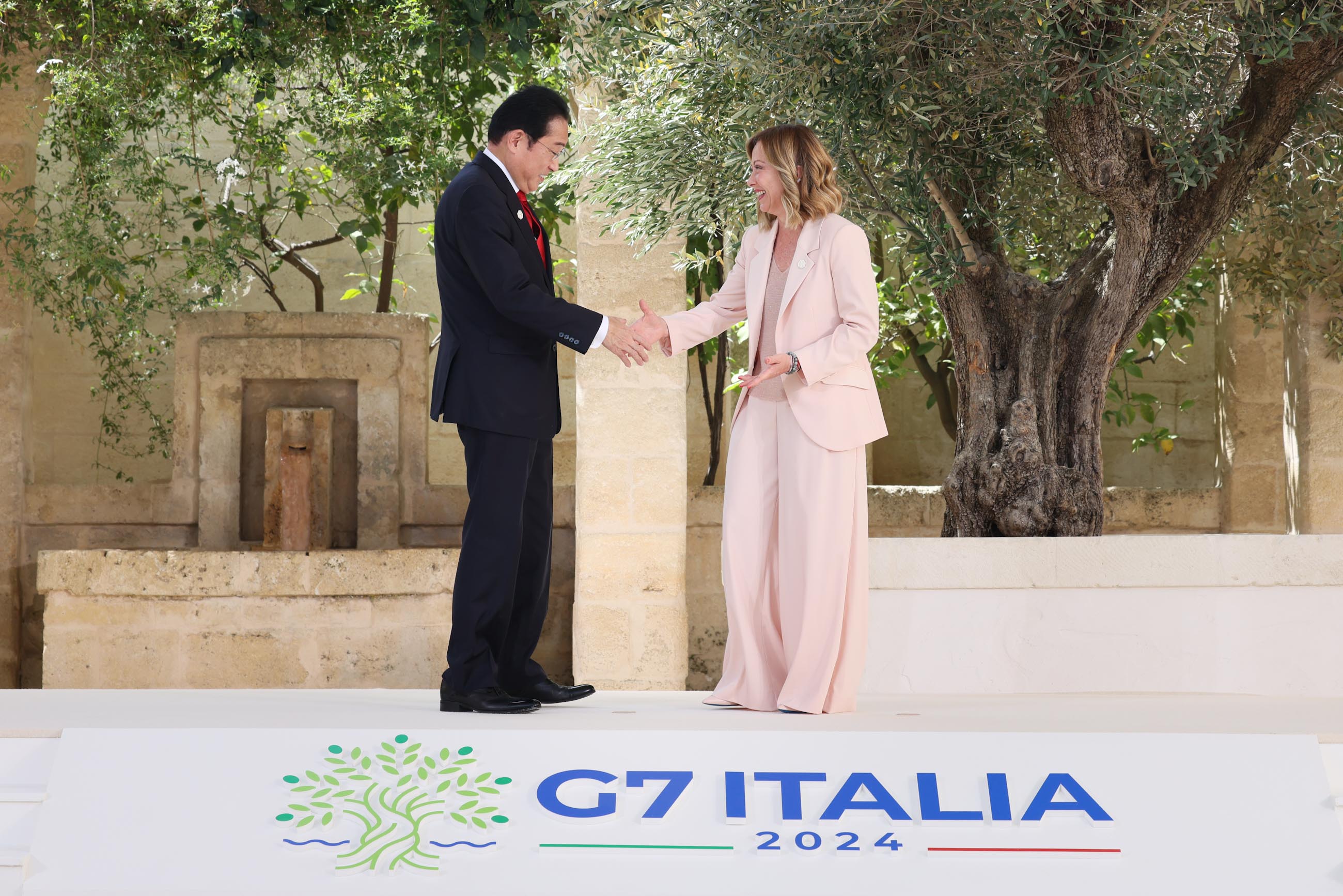 PM Kishida is welcomed by Italian PM Giorgia Meloni (1) 