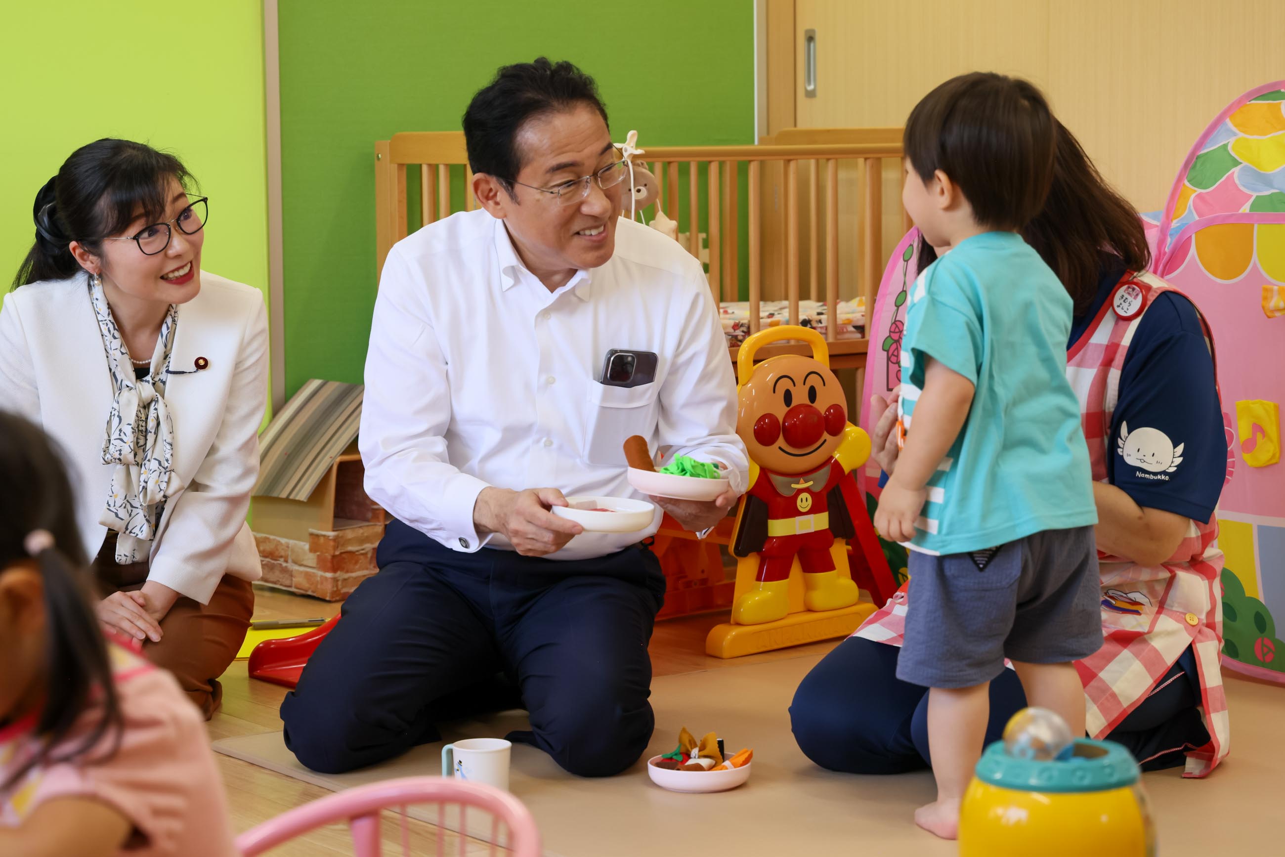 Prime Minister Kishida visiting a nursery school (1) 