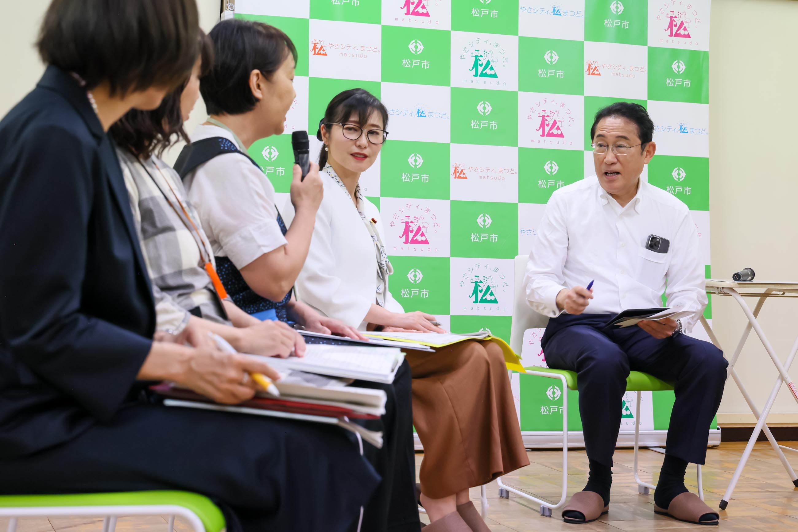 Prime Minister Kishida exchanging views  (4) 