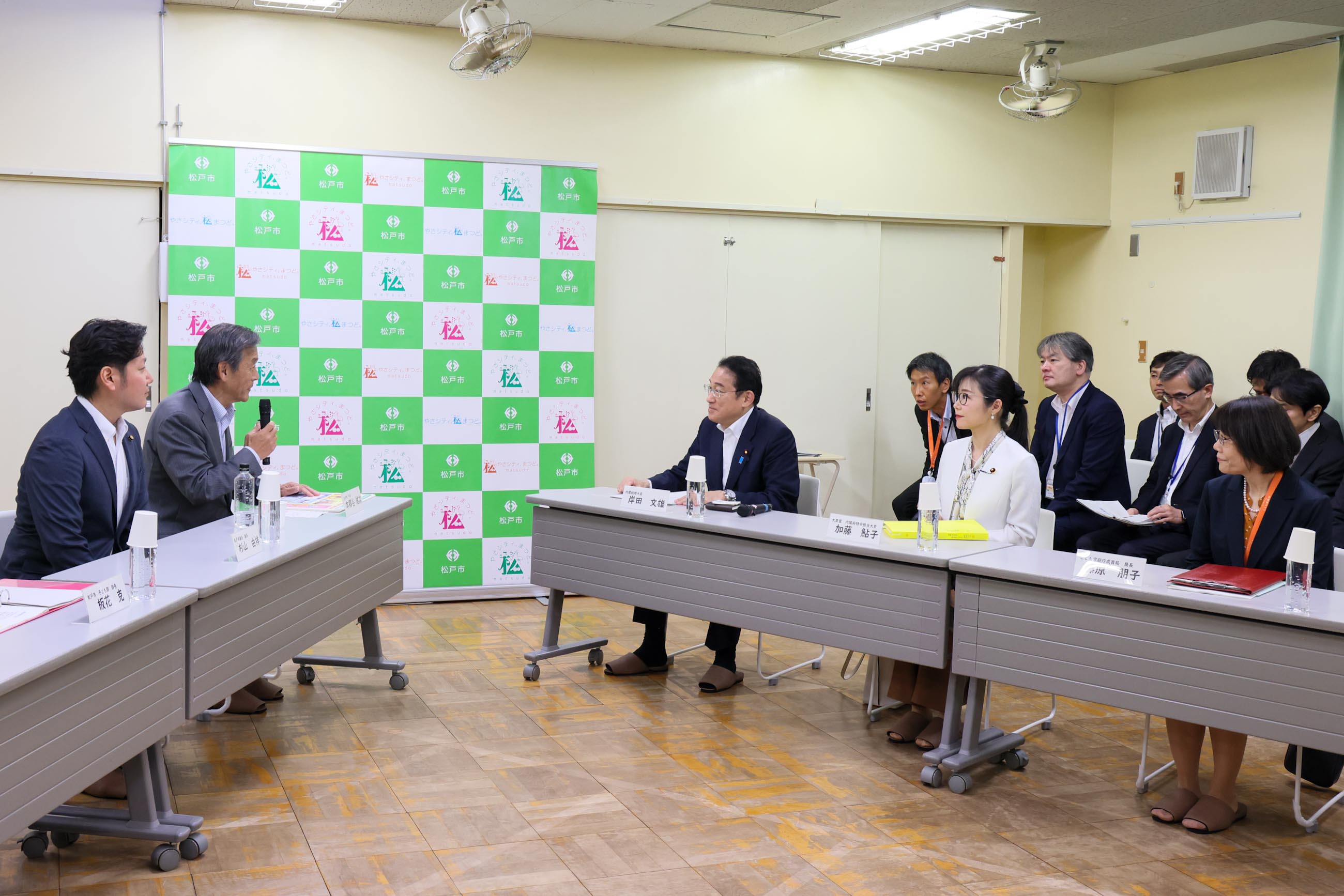 Prime Minister Kishida receiving a briefing about the Day-care Program for All Children (1) 