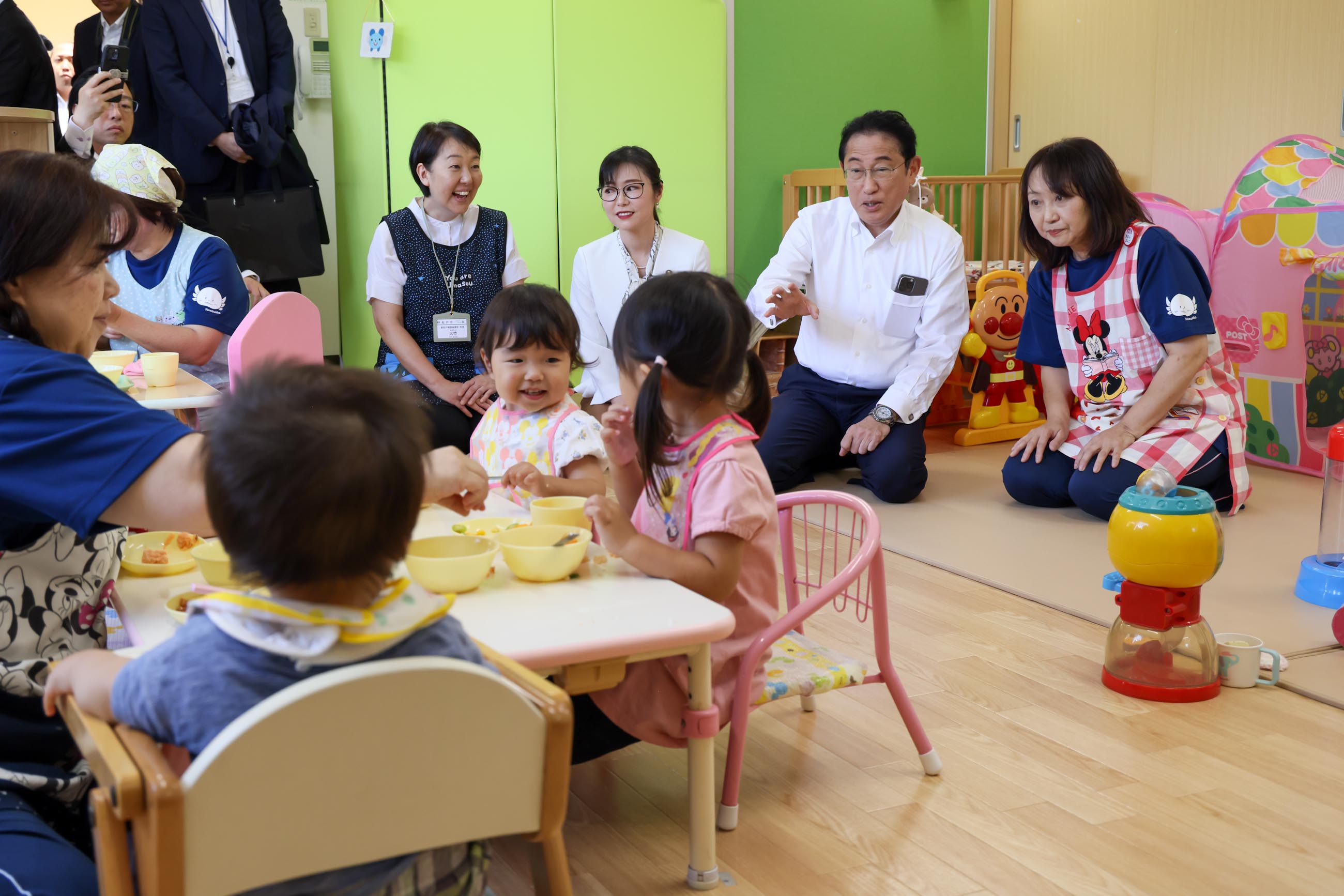 Prime Minister Kishida visiting a nursery school (2) 