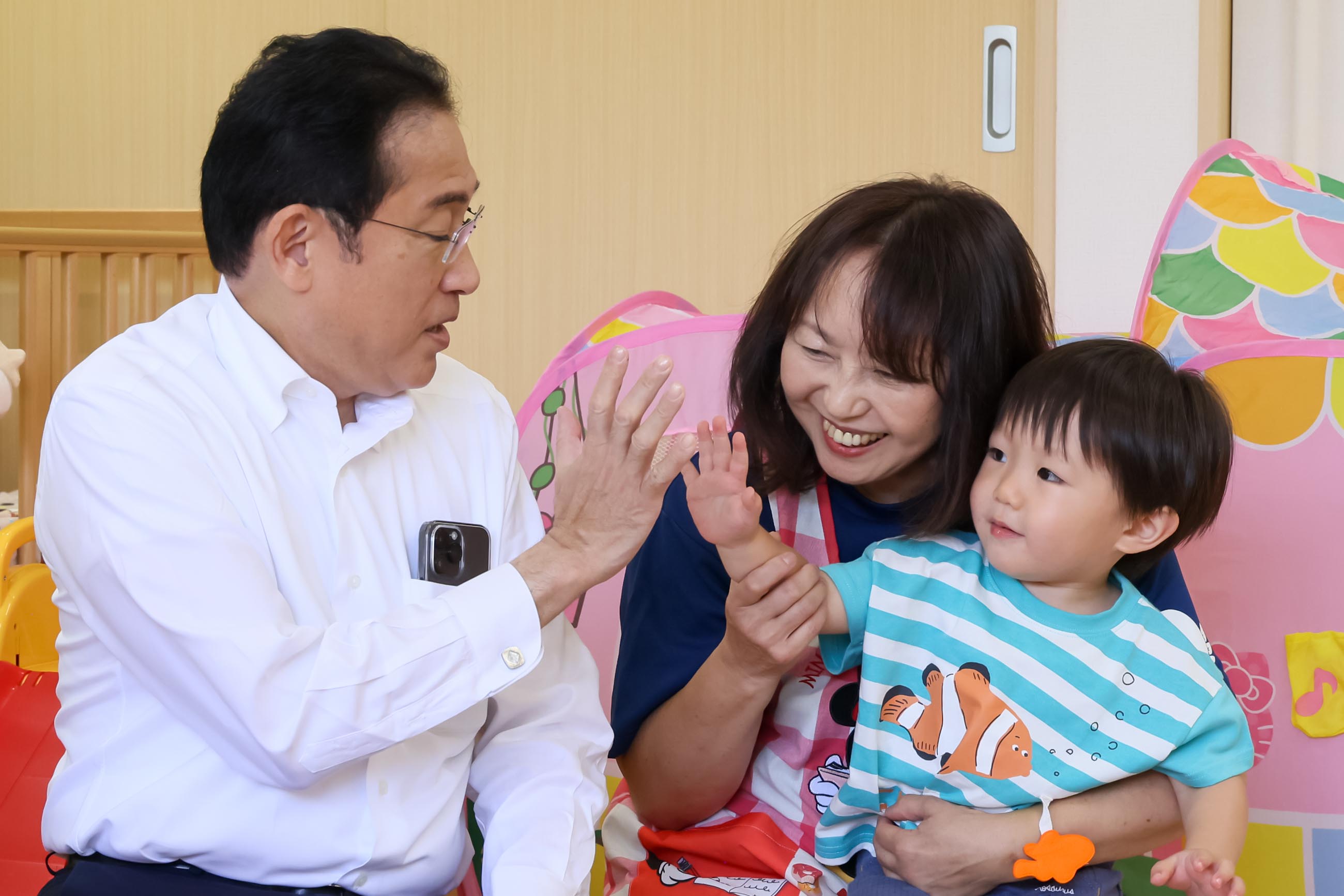 Prime Minister Kishida visiting a nursery school (4) 