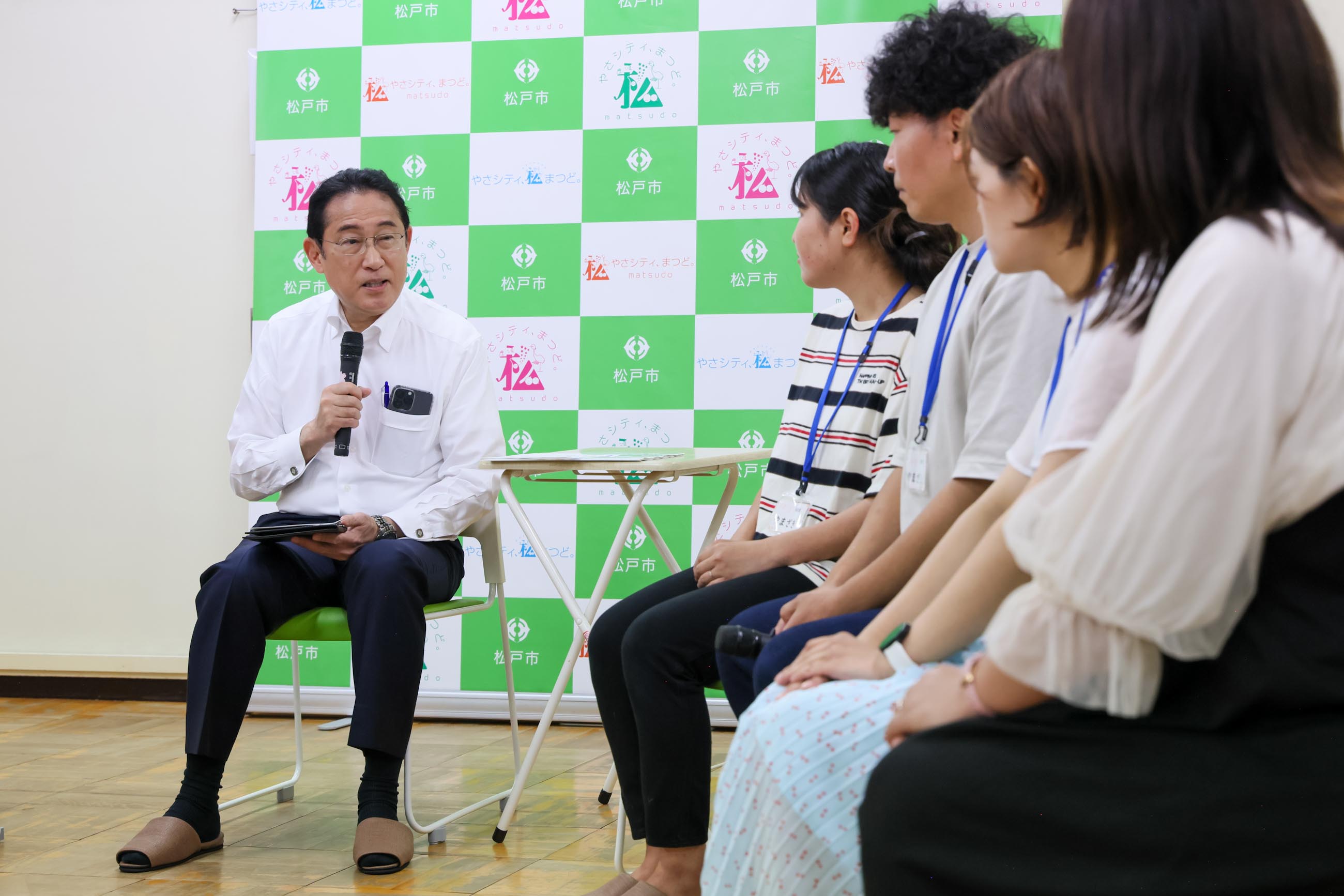 Prime Minister Kishida exchanging views  (2) 