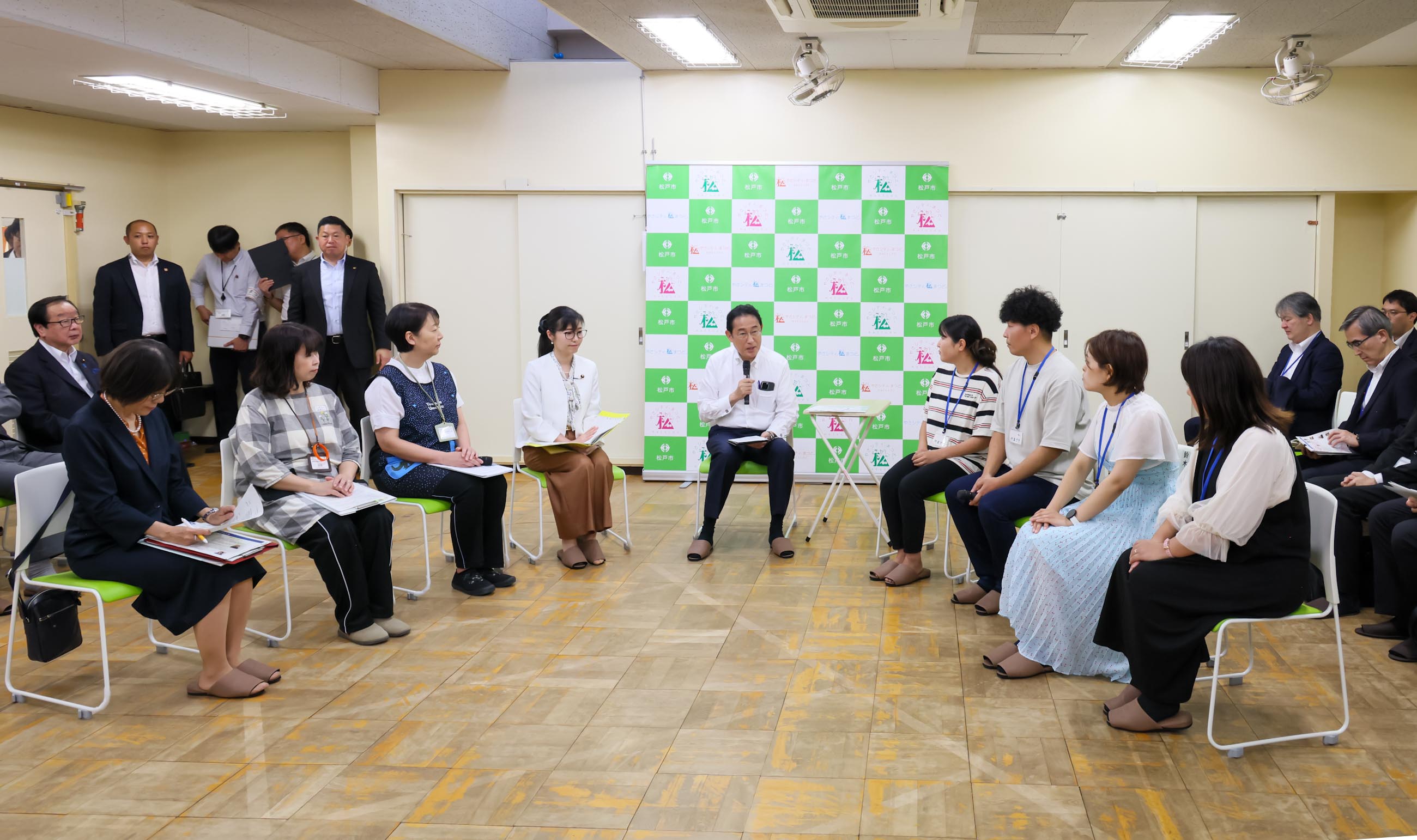 Prime Minister Kishida exchanging views  (3) 