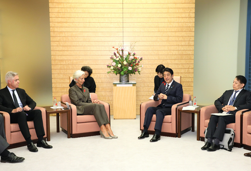 Photograph of the Prime Minister receiving the courtesy call (2)