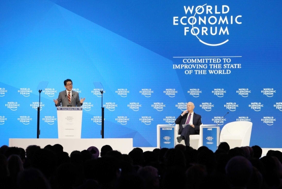 Photograph of the Prime Minister giving a speech at the Annual Meeting of the World Economic Forum (2)