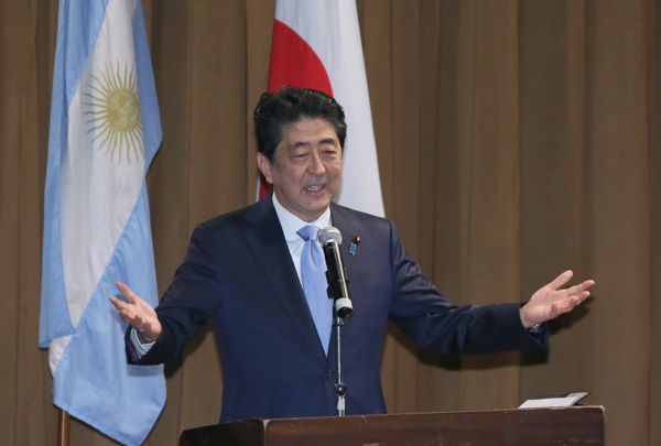 Photograph of the Prime Minister delivering an address at the exchange with Argentinians of Japanese descent