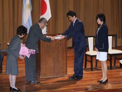 Photograph of the Prime Minister attending an exchange with Argentinians of Japanese descent (3)