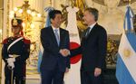 Photograph of the Prime Minister shaking hands with the President of Argentina