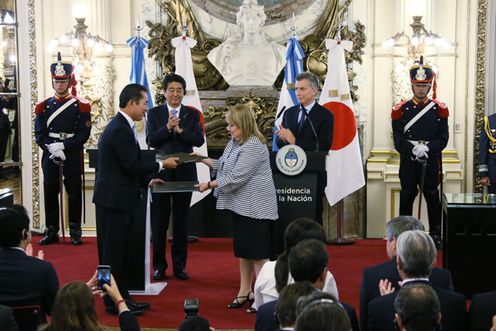 Photograph of the leaders attending the signing ceremony (1)