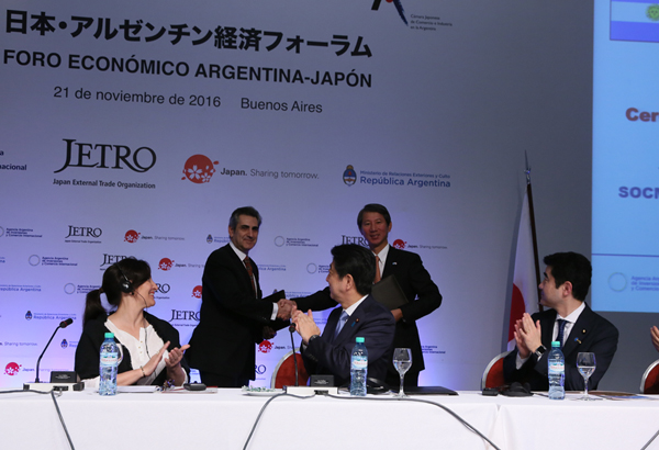 Photograph of the Prime Minister attending the Japan-Argentine Economic Forum (1)