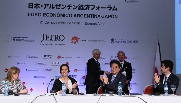 Photograph of the Prime Minister attending the Japan-Argentine Economic Forum (2)