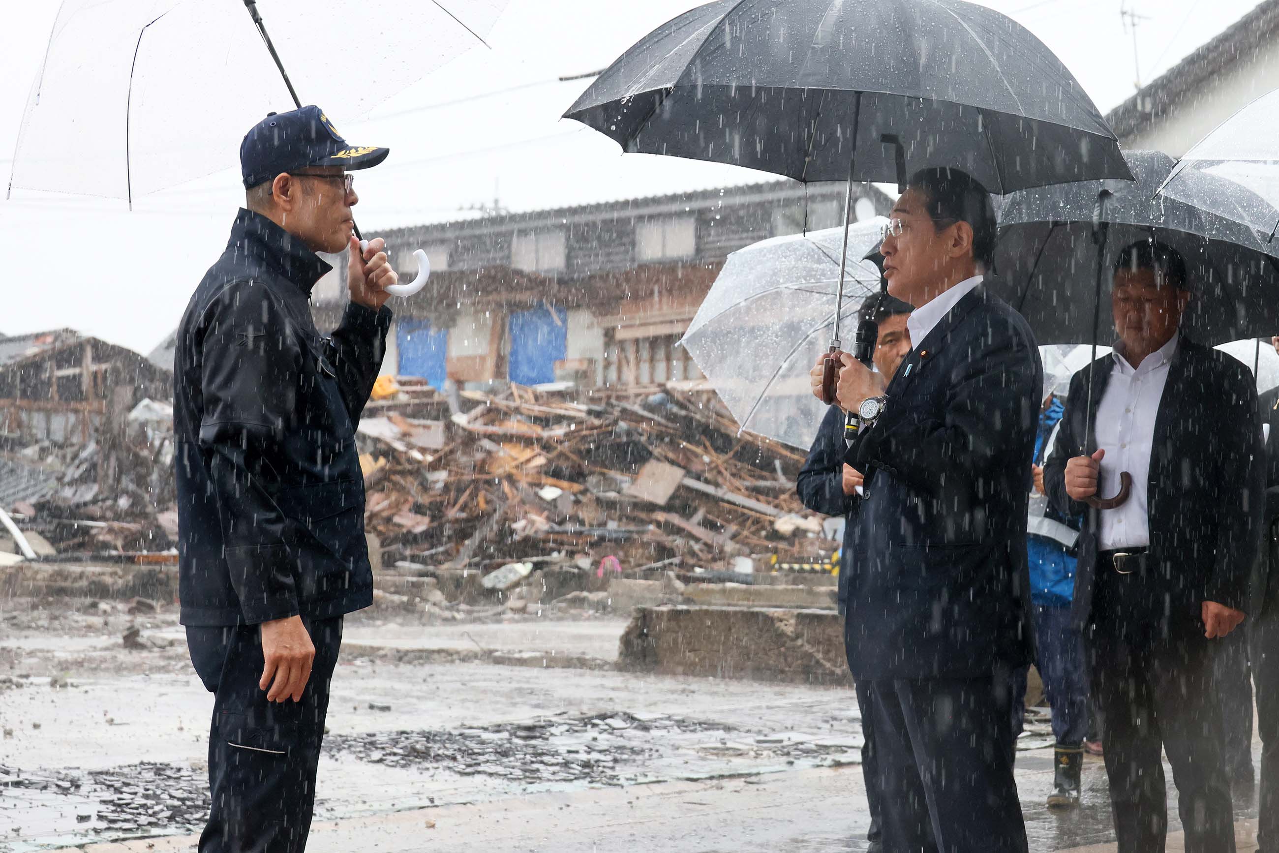 Prime Minister Kishida visiting the Wajima Asaichi Street (1)