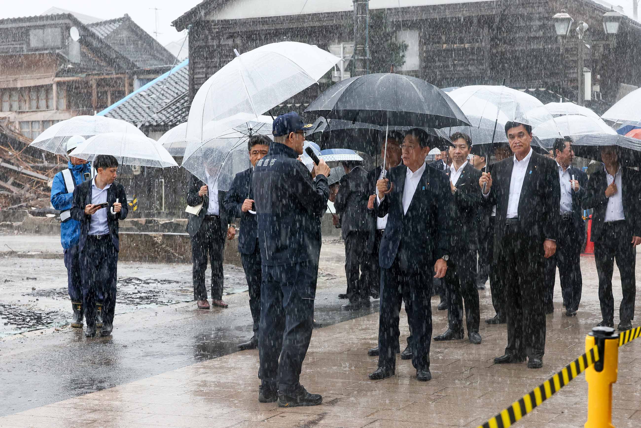 Prime Minister Kishida visiting the Wajima Asaichi Street (2)