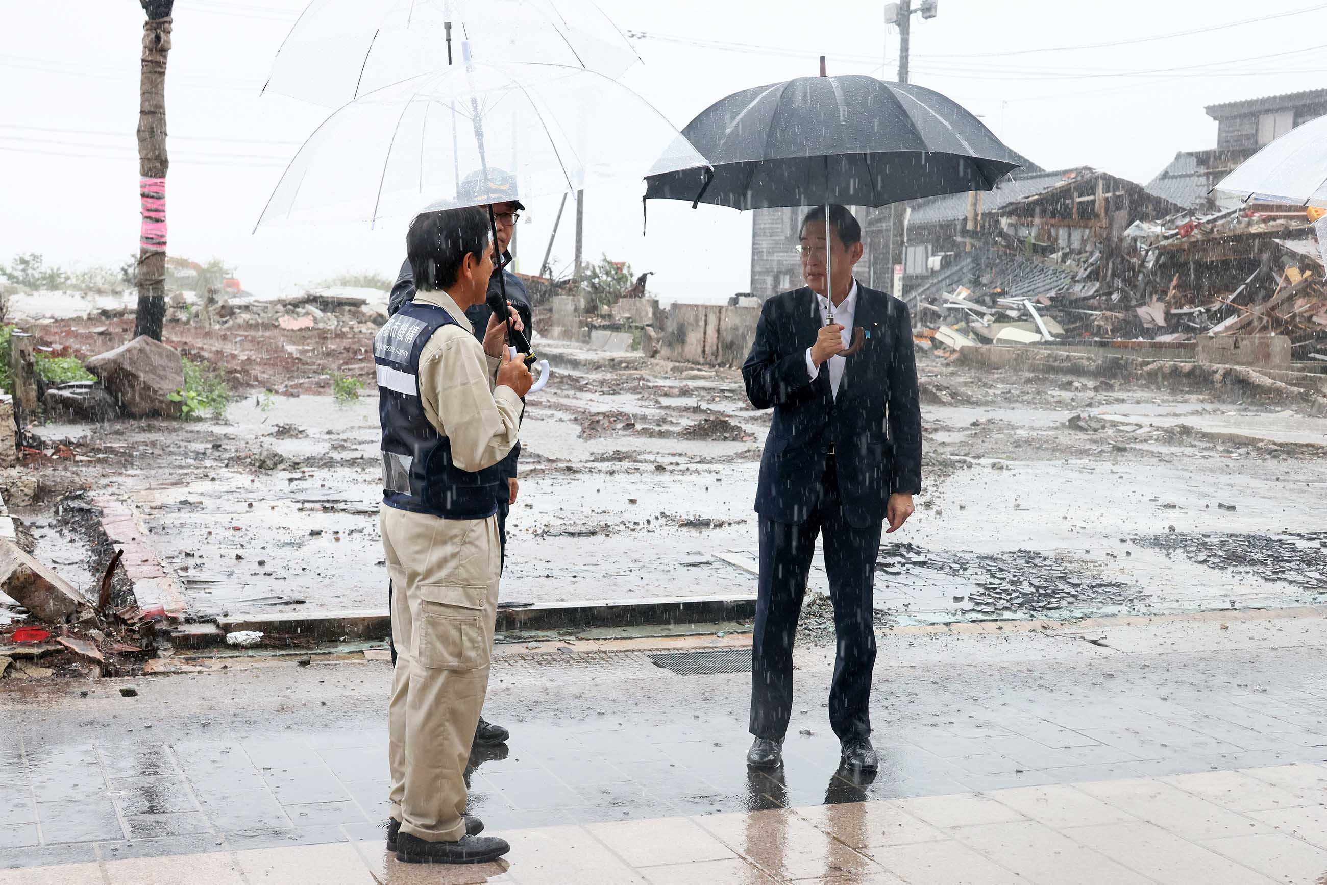 Prime Minister Kishida visiting the Wajima Asaichi Street (3)