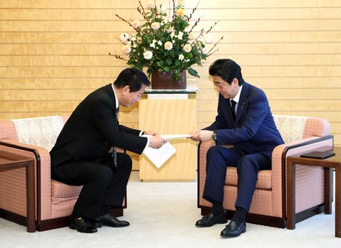 Photograph of the Prime Minister receiving the courtesy call (2)