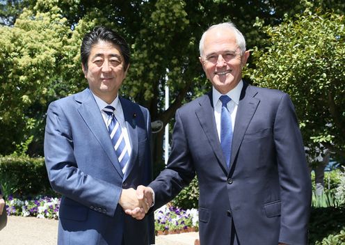 Photograph of the leaders shaking hands