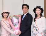 Photograph of the Prime Minister receiving the flowers from Awaji Island