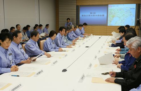 Photograph of the Prime Minister attending the meeting of the Emergency Disaster Response Headquarters