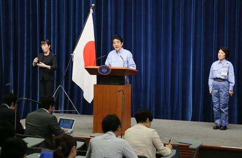 Photograph of the Prime Minister holding a press conference (2)