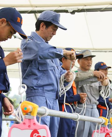 Photograph of the Prime Minister participating in the rope tying drill