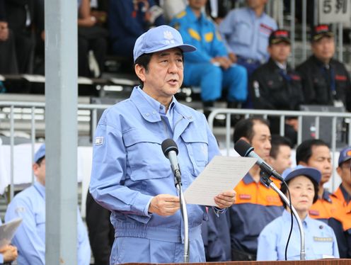 Photograph of the Prime Minister delivering an address during joint disaster prevention drills by the nine municipalities in the Kanto region