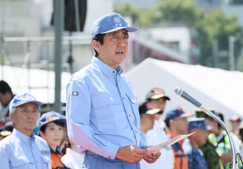 Photograph of the Prime Minister delivering an address during joint disaster prevention drills by the nine municipalities in the Kanto region