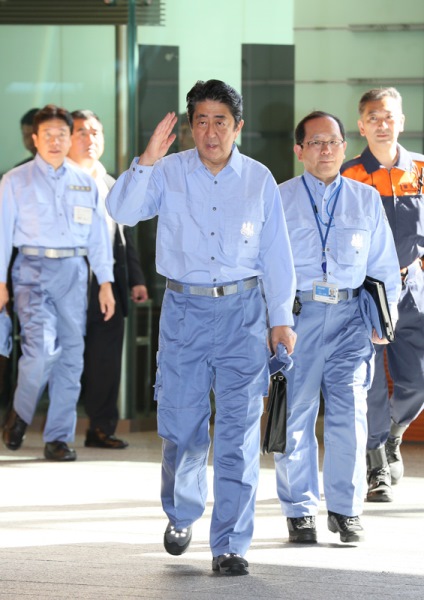 Photograph of the Prime Minister leaving the Prime Minister's Office in disaster prevention gear