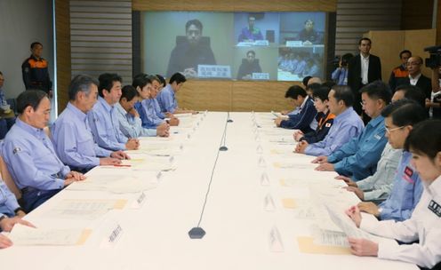 Photograph of the Prime Minister attending the meeting of the Emergency Disaster Response Headquarters