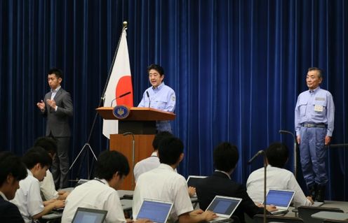 Photograph of the Prime Minister holding a press conference (1)
