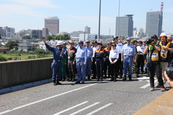 Photograph of the Prime Minister observing the expressway accident rescue drill (2)